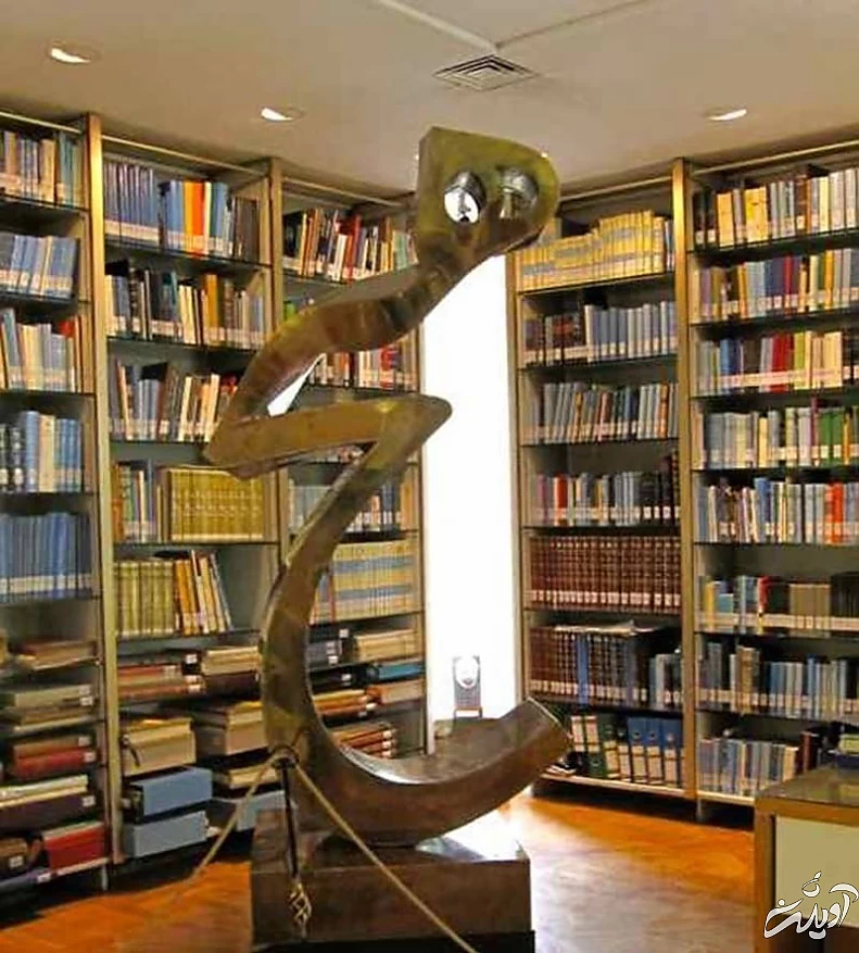 کتابخانه اختصاصی کاخ نیاوران و تندیس هیچ در کتابخانه